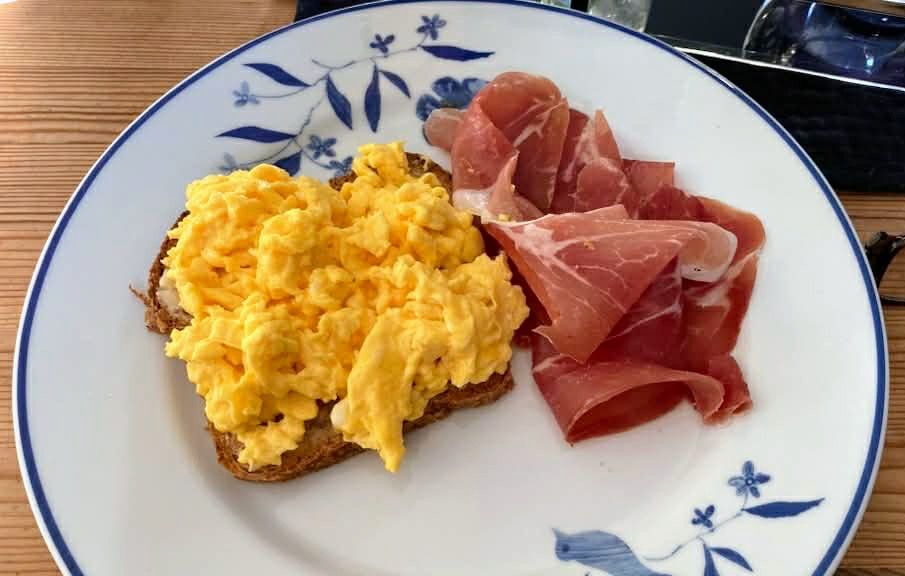 Eggerøre og spekeskinke på brød