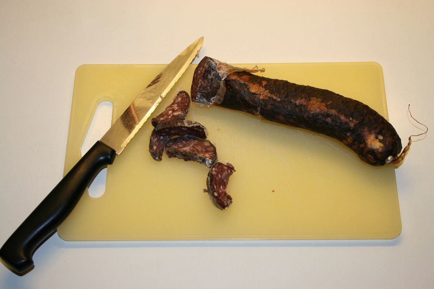 Morrpølse på skjærebrett med kniv