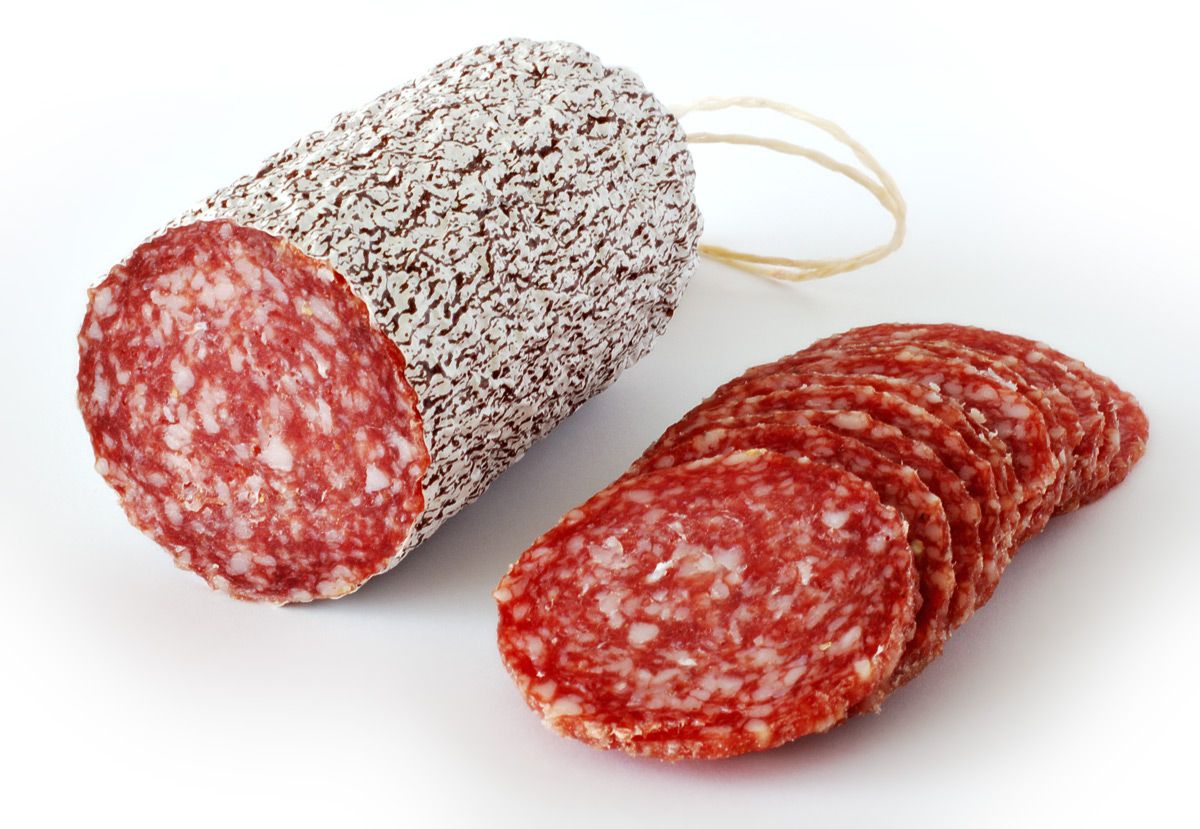 Salami med hvitt belegg, hel og i skiver