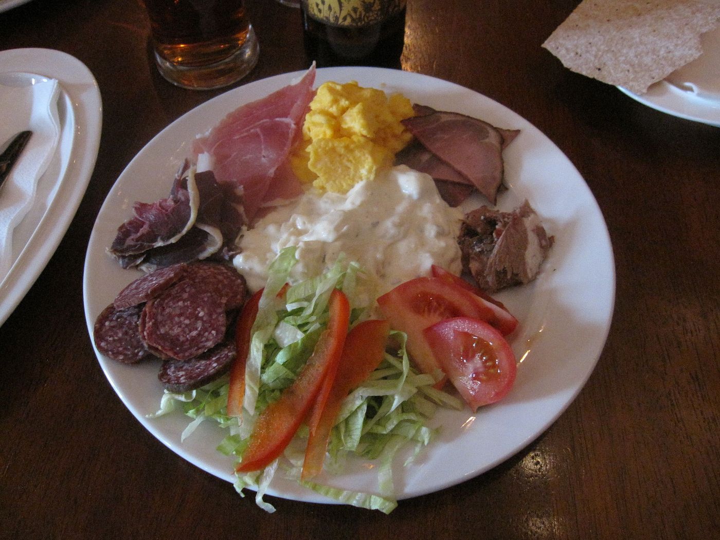 Tallerken med spekemat, eggerøre, rømme og salat